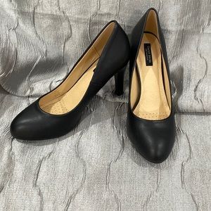 Never worn New Black Pumps Size 10